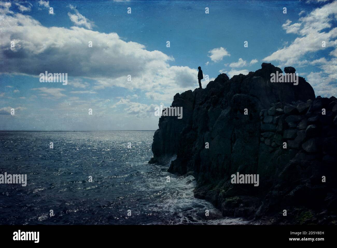 Portugal, Madère, Camara de Lobos, un homme debout sur la côte, effet texturé Banque D'Images