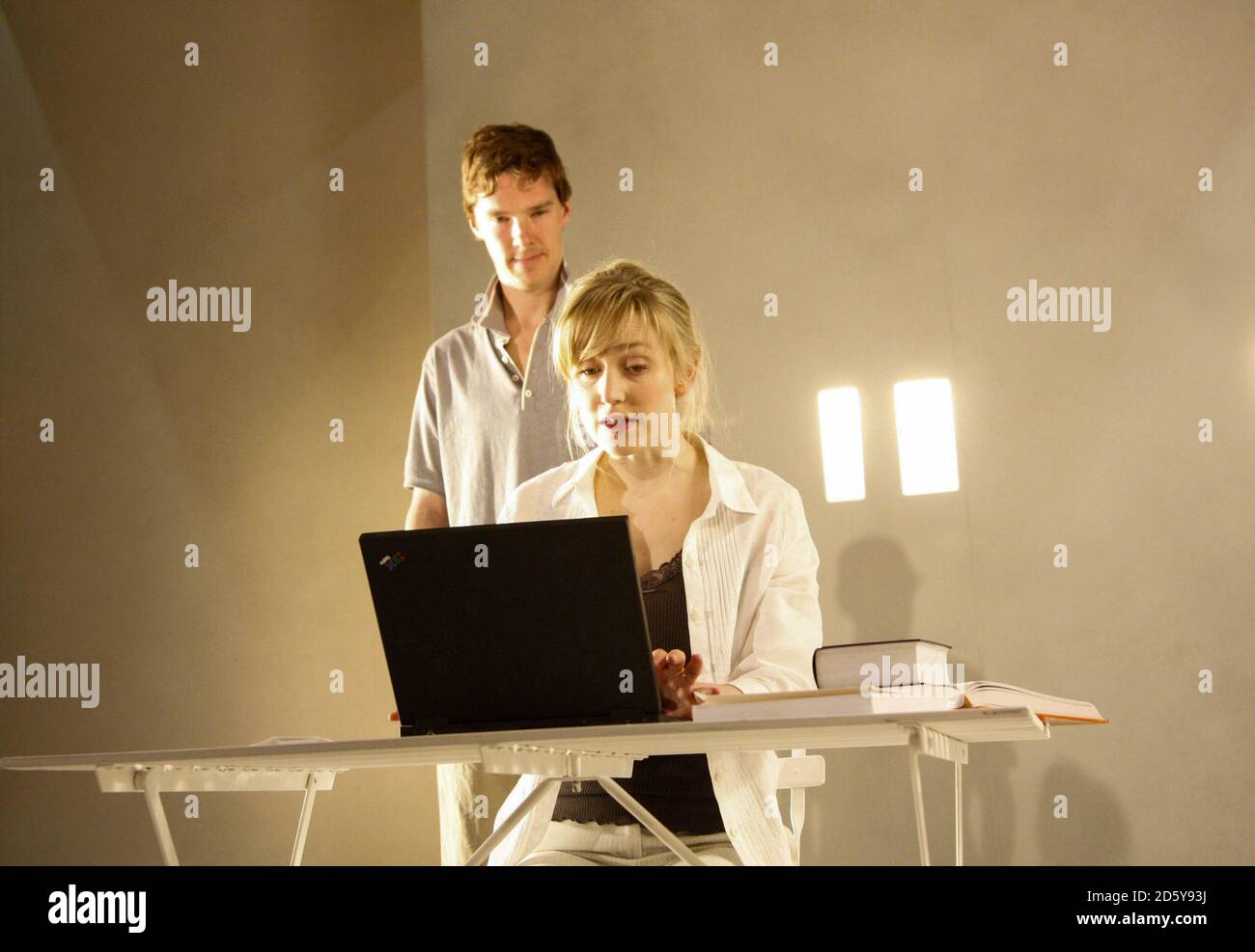 Hattie Morahan (clair), Benoît Cumberbatch (Chris) dans LA VILLE par Martin Crimp au Jerwood Theatre en bas, Royal court Theatre, Londres SW1 29/04/2008 conception: Vicki Mortimer éclairage: Paule Directeur de l'écurie: Katie Mitchell Banque D'Images