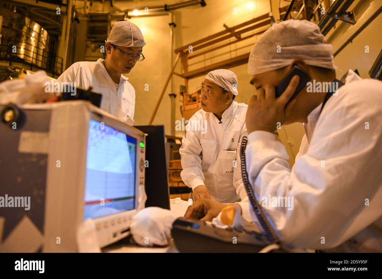 (201014) -- SHENZHEN, 14 octobre 2020 (Xinhua) -- Qiao Sukai (C) apprend l'état du remplacement des assemblages de combustible avec les membres de son équipe à la centrale nucléaire Dayawan à Shenzhen, dans la province de Guangdong, dans le sud de la Chine, le 12 avril 2019. Tous les 18 mois, la centrale nucléaire de Dayawan doit subir un remplacement d'assemblages de combustible, qui est l'un des moments les plus importants pour la centrale nucléaire. Des dizaines d'ingénieurs sont répartis en quatre équipes et utilisent l'équipement de jour comme de nuit lorsque le réacteur est arrêté. Leur chef, Qiao Sukai, s'occupe du combustible nucléaire depuis juillet Banque D'Images