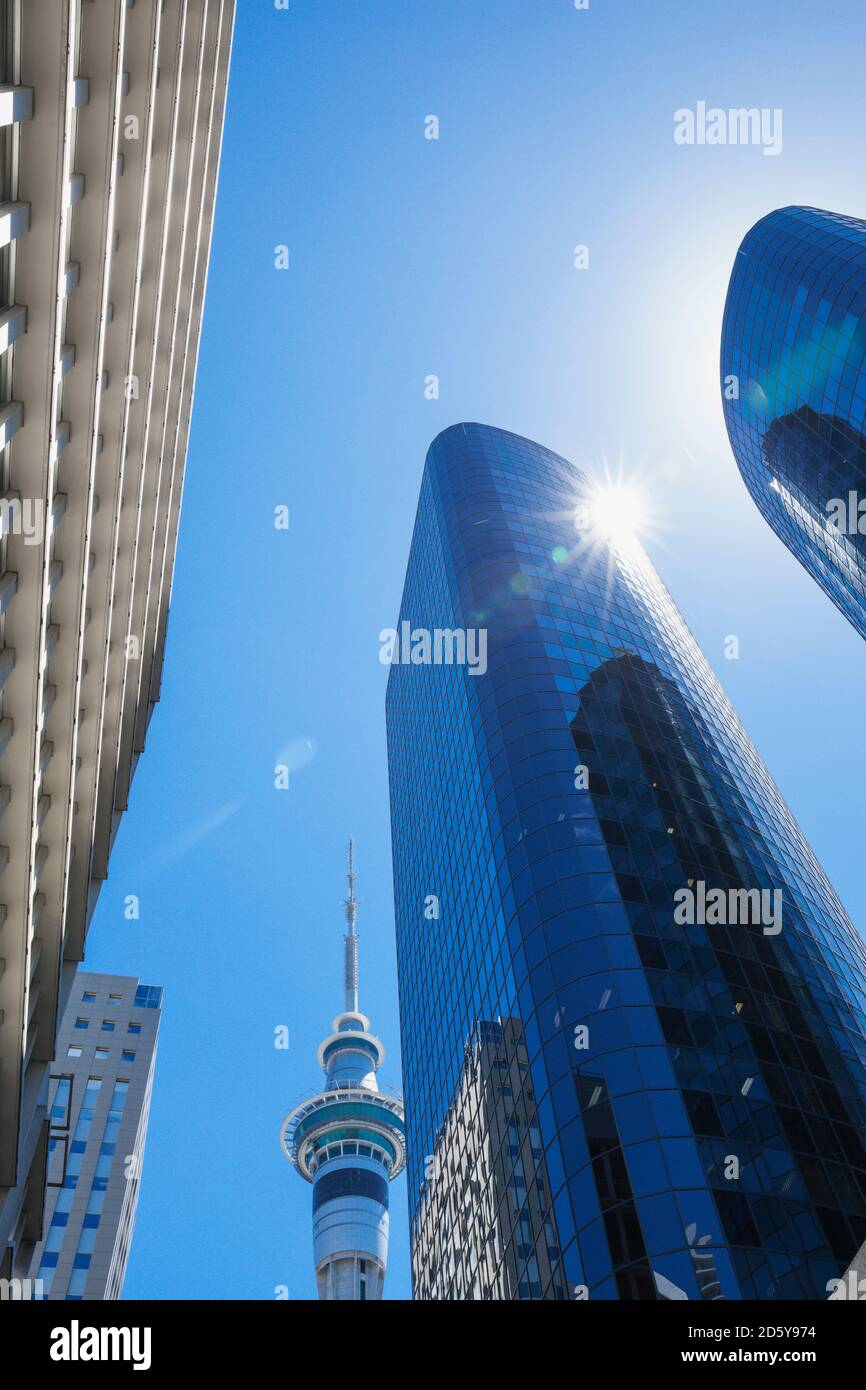 La Nouvelle-Zélande, Auckland, en vue de deux tours jumelles de la Banque Nationale et la Sky Tower, à l'arrière-plan Banque D'Images