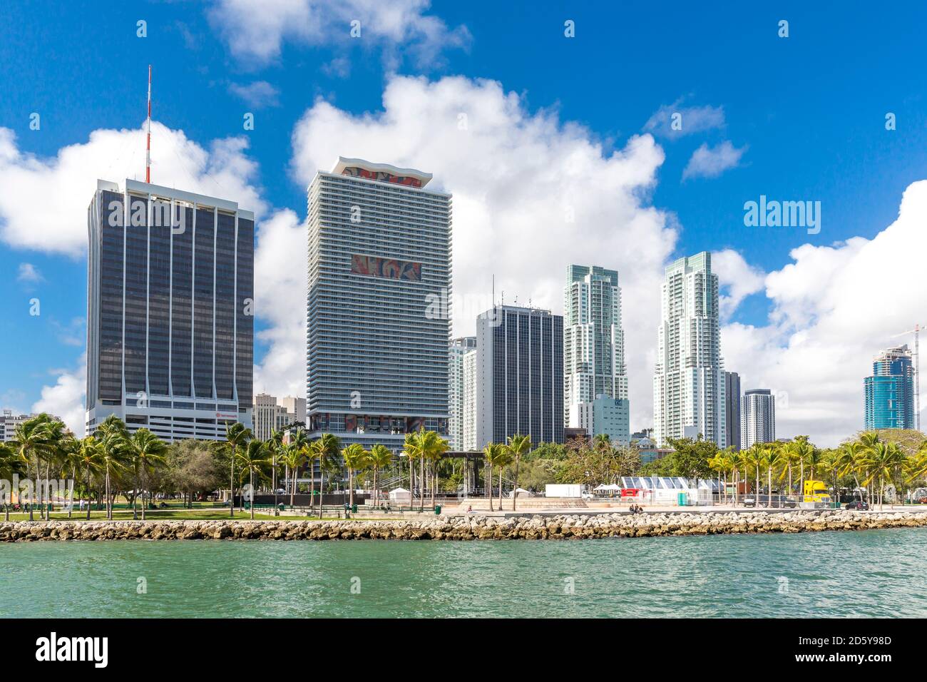 États-Unis, Floride, Miami, Bayfront Park avec horizon Banque D'Images
