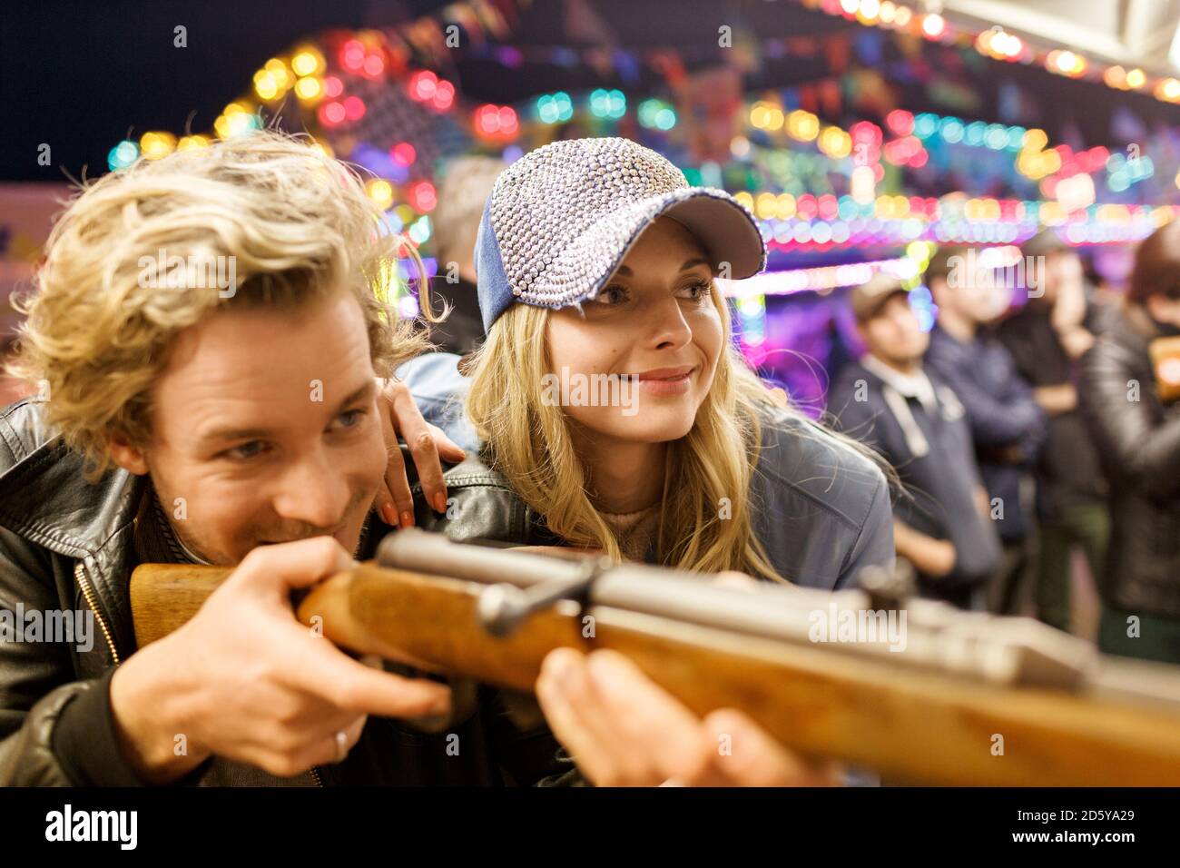 Jeune couple à la foire d'amusement à la galerie de tournage Banque D'Images