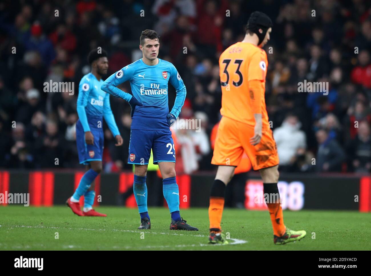 Granit Xhaka (au centre) et Petr Cech, gardien de but d'Arsenal Leur déjection au coup de sifflet final après la défaite contre AFC Bournemouth Banque D'Images