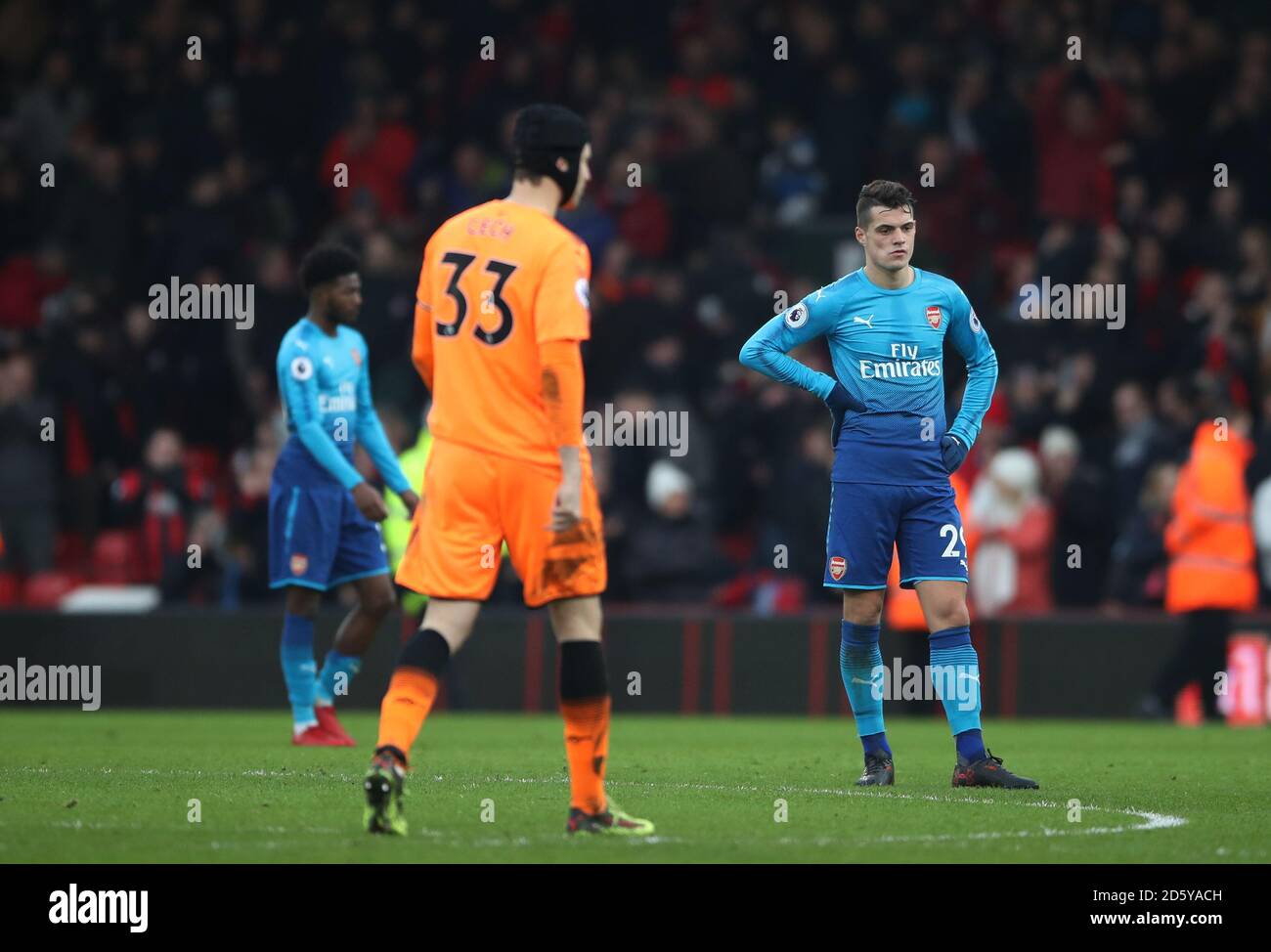 Granit Xhaka (à droite) et Petr Cech, gardien de but d'Arsenal Leur déjection au coup de sifflet final après la défaite contre AFC Bournemouth Banque D'Images