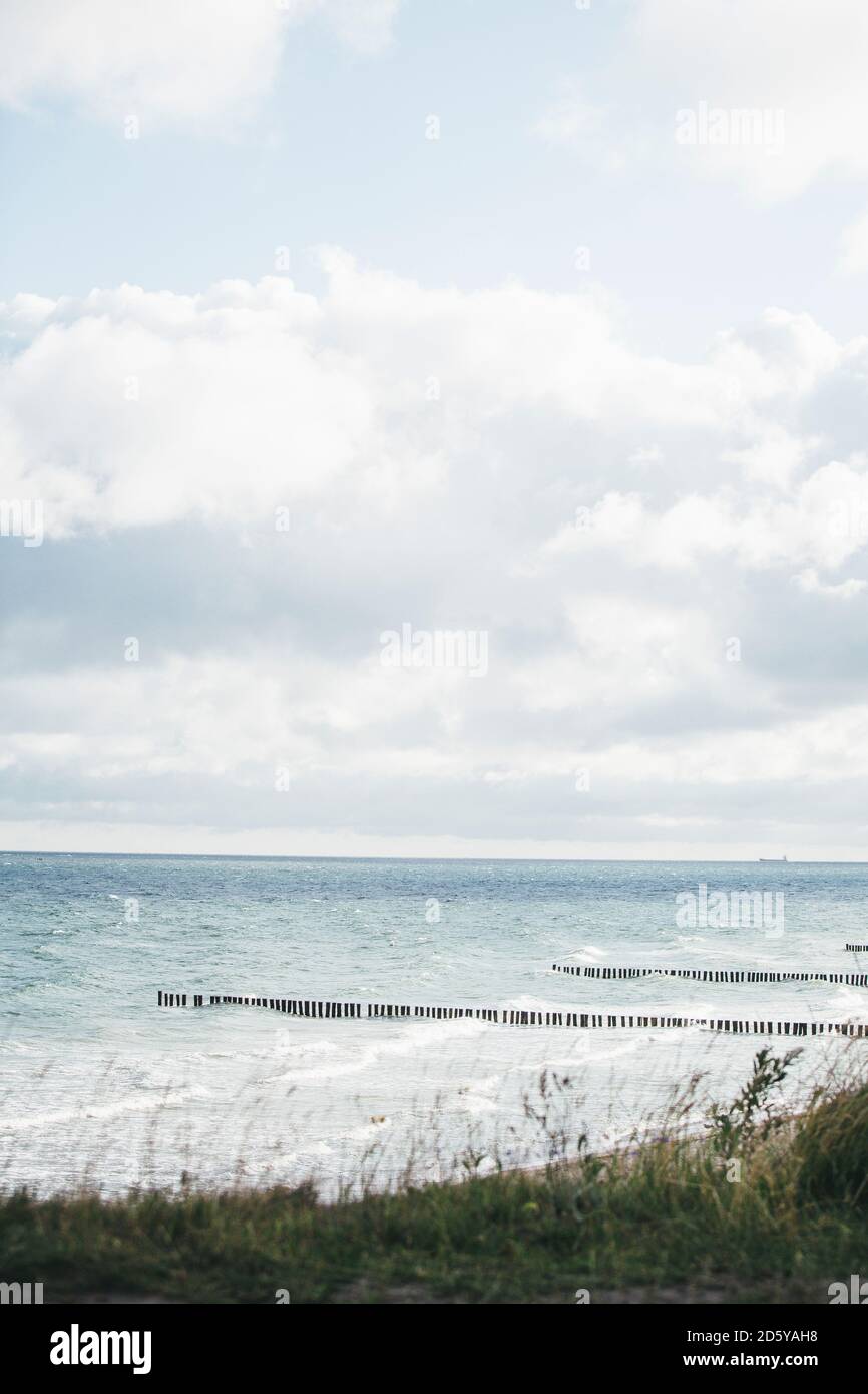 Allemagne, Nienhagen, vue sur la mer avec les brise-lames Banque D'Images