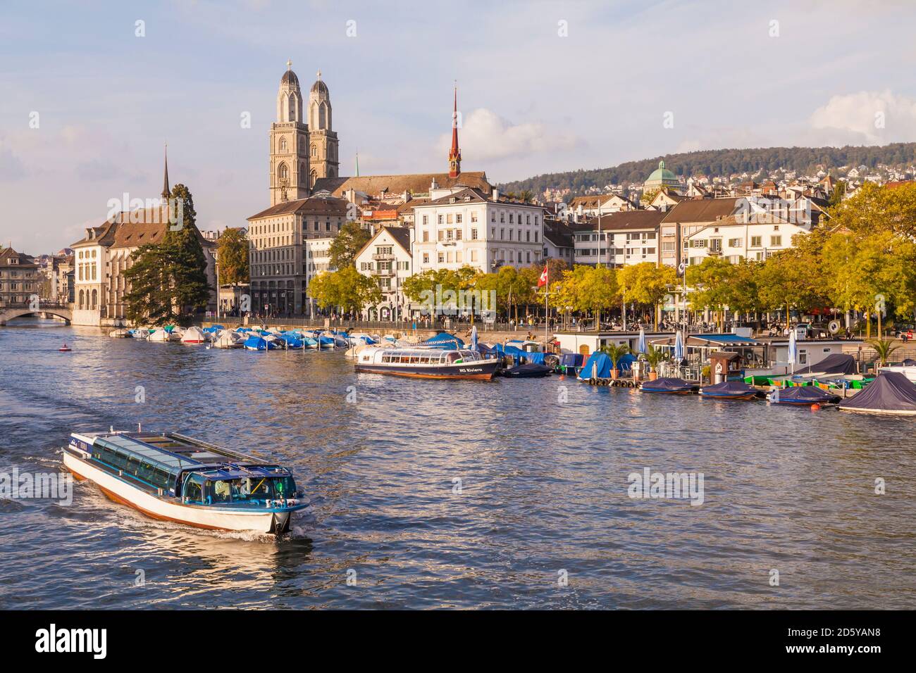Suisse, Zurich, vue de ville avec tourboat sur département en premier plan Banque D'Images