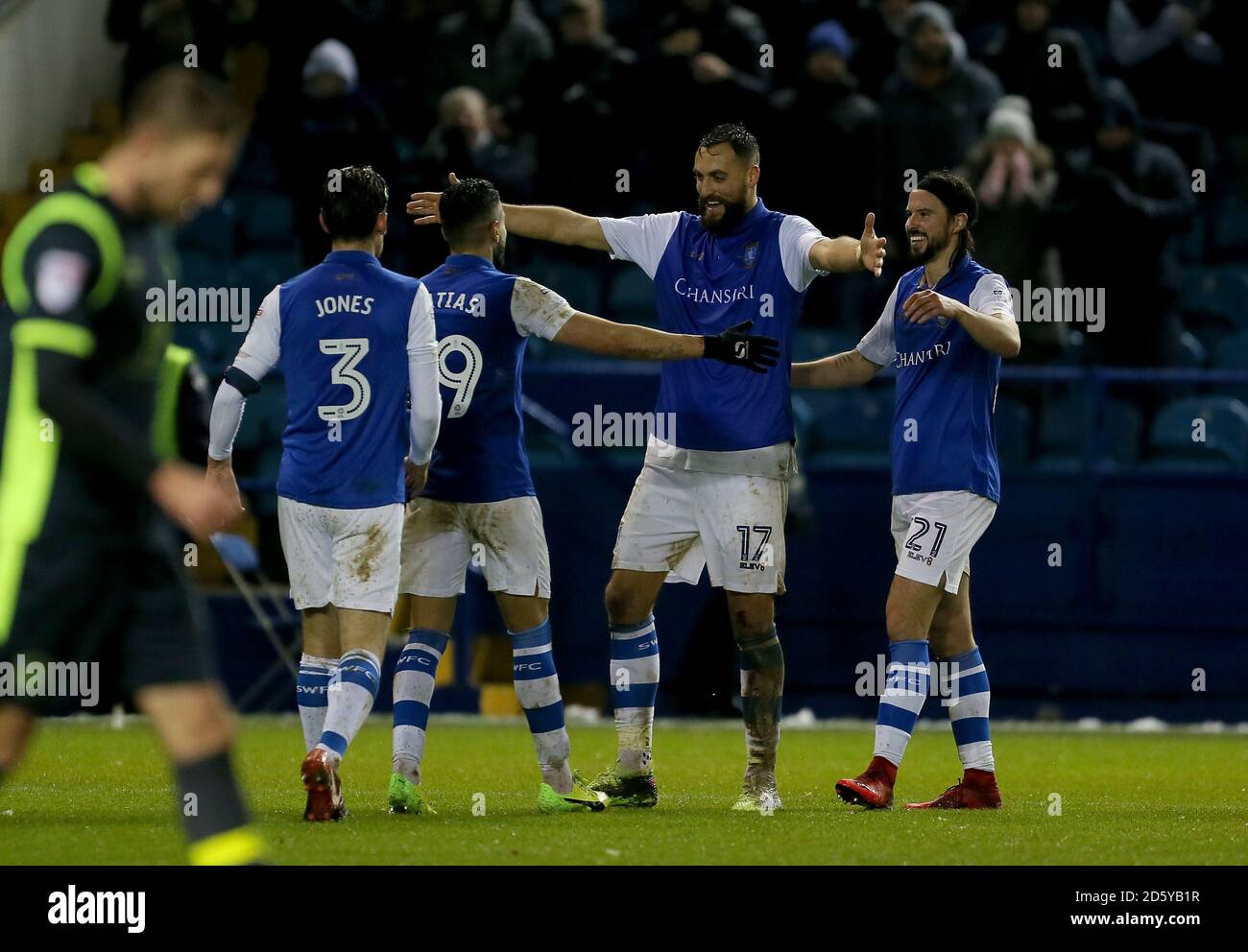 Atdhe Nuhiu de Sheffield Wednesday célèbre le deuxième but de son côté Du jeu avec Marco Matias Banque D'Images