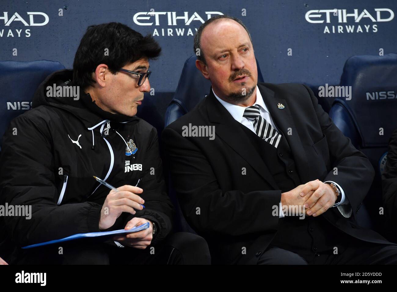 Rafael Benitez, directeur de Newcastle United, dans le dugout Banque D'Images