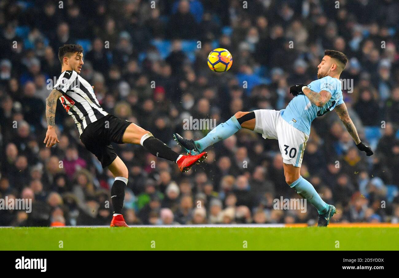 Rob Elliot, gardien de but de Newcastle United (à gauche), et Nicolas de Manchester City Otamendi lutte pour le ballon Banque D'Images