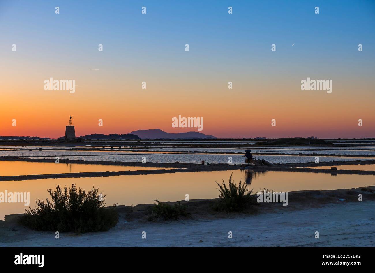 Italie, Sicile, Laguna de Stagnone, Marsala, Ettore Infersa Saline moulin au coucher du soleil Banque D'Images