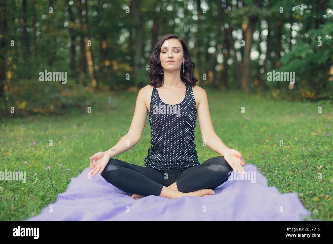 Croatie, femme méditant en position de lotus, yoga dans la nature Banque D'Images