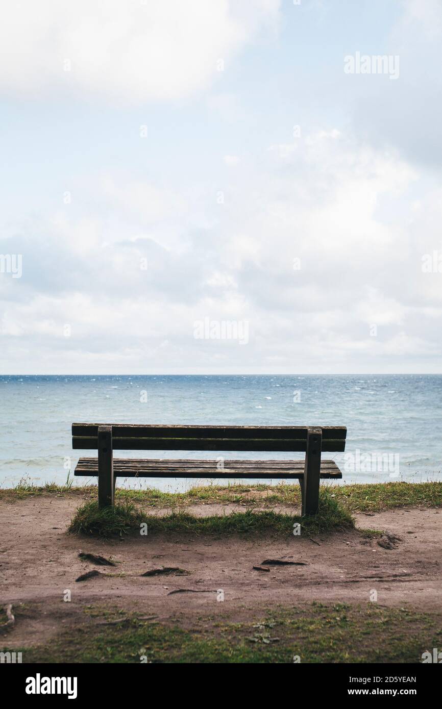 Allemagne, Nienhagen, banc en bois avec vue sur la mer Banque D'Images