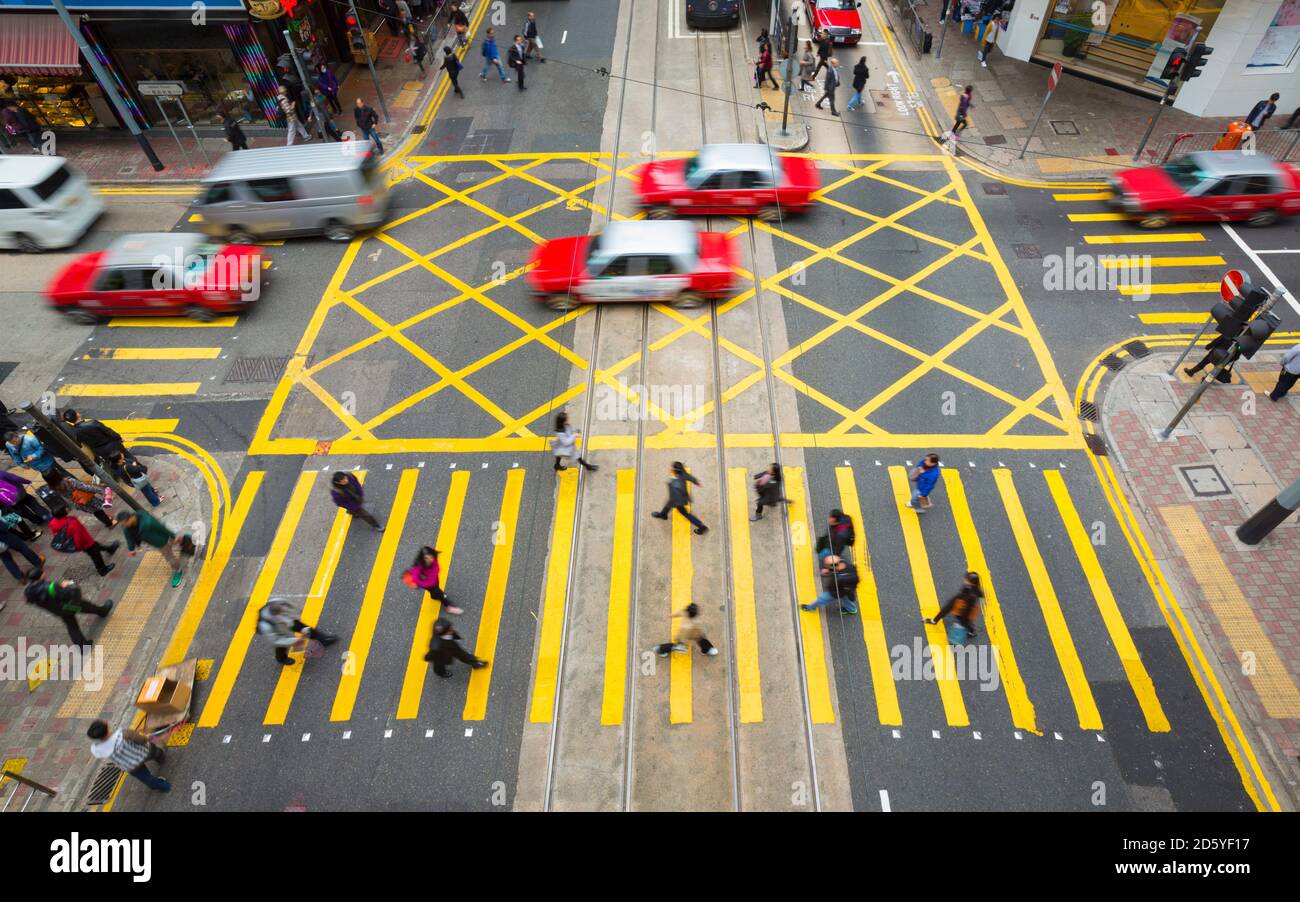 Chine, Hong Kong, personnes traversant la route Banque D'Images