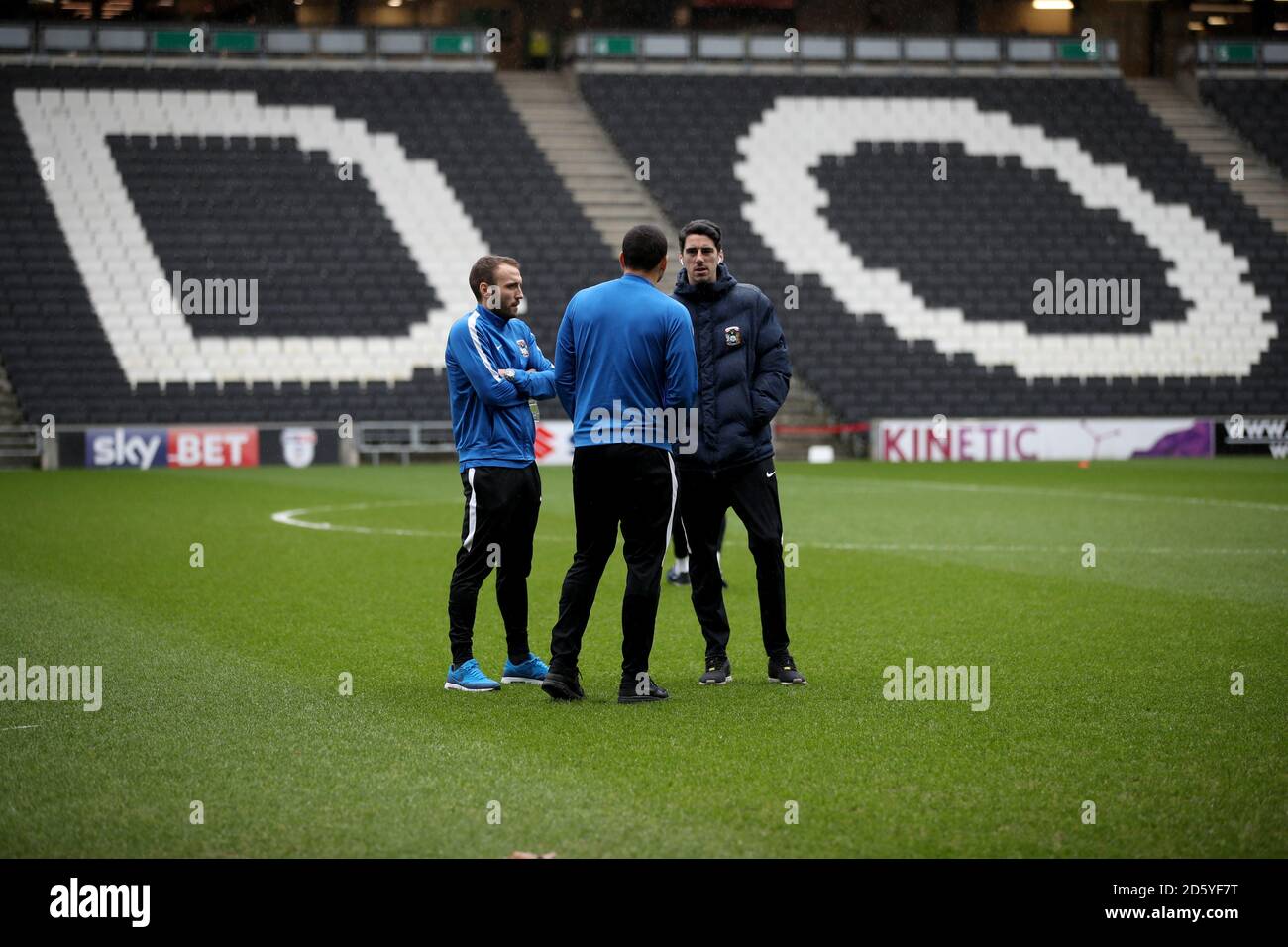 Les joueurs de Coventry City inspectent le terrain à leur arrivée au stade MK pour leur match de la quatrième ronde de la coupe FA contre MK Dons Banque D'Images