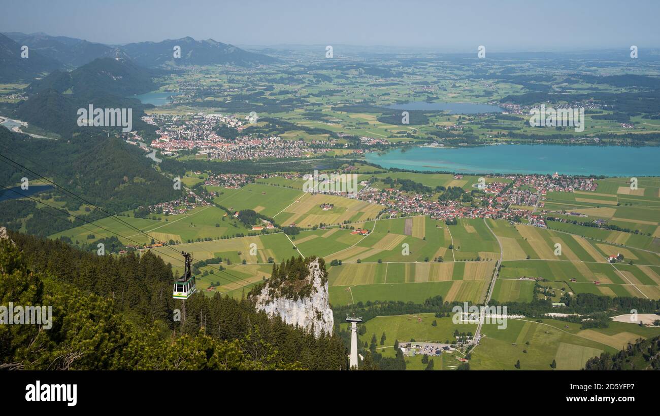 Allemagne, Bavière, Souabe, Allgaeu est, Alpes d'Ammergau, téléphérique de Tegelberg et vue sur Fuessen Banque D'Images