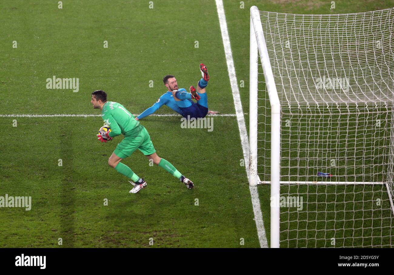 Aaron Ramsey d'Arsenal (au centre) tente un tir sur le but pendant le match Banque D'Images