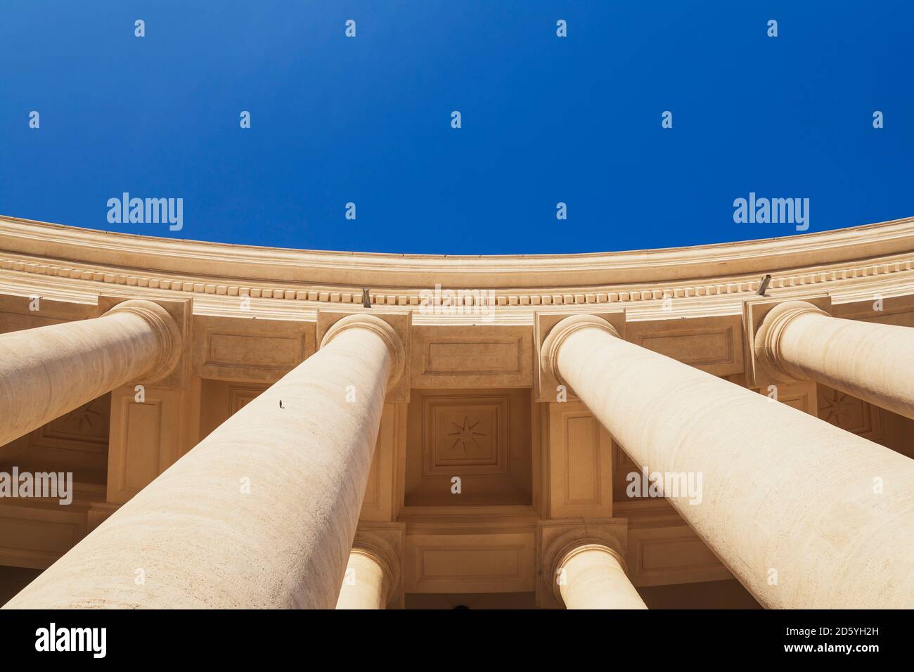 Italie, Rome, colonnes d'une arcade sur la place Saint-Pierre Banque D'Images