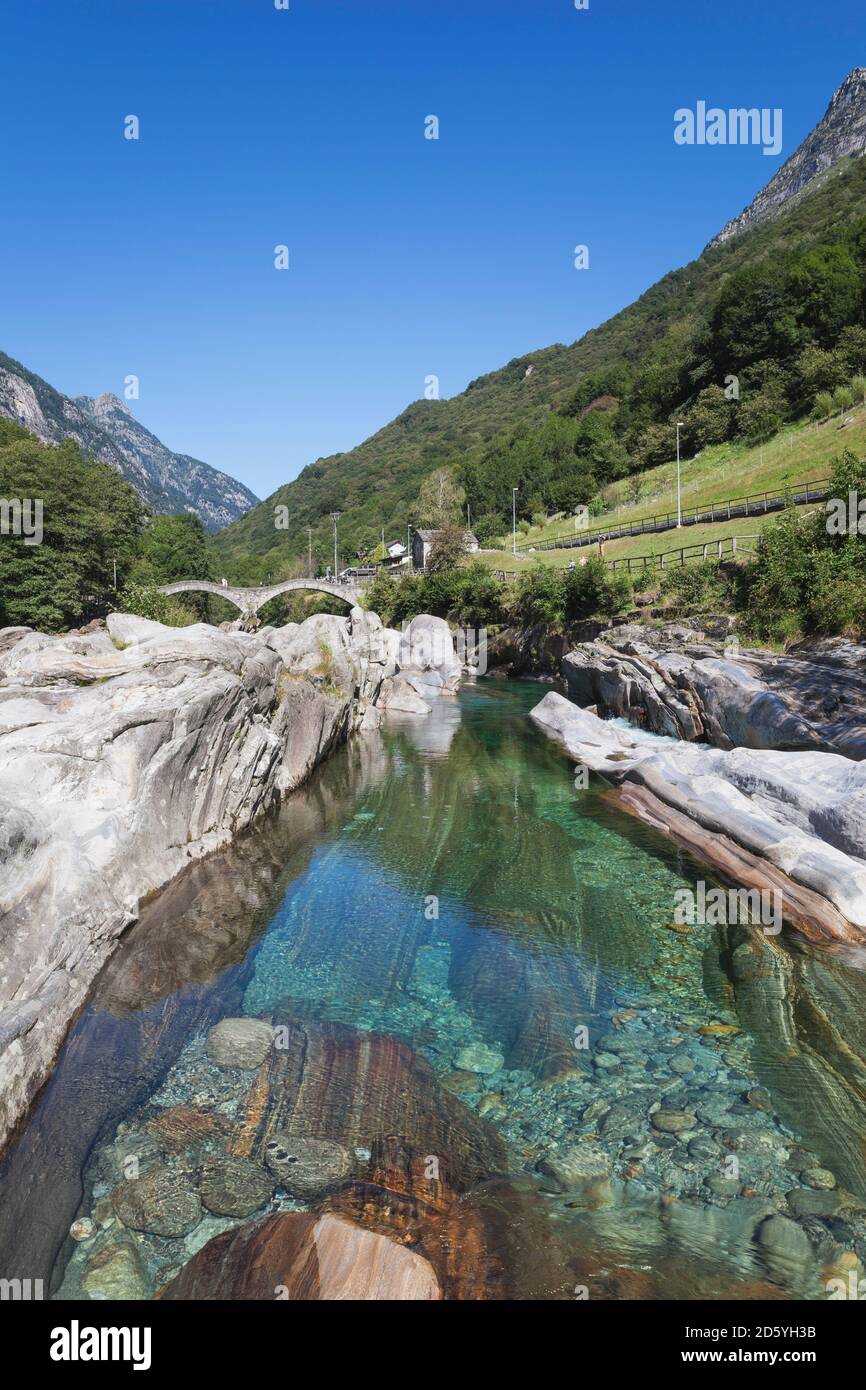 Suisse, Tessin, Val Verzasca, Verzasca river, Lavertezzo, Ponte dei Salti bridge Banque D'Images
