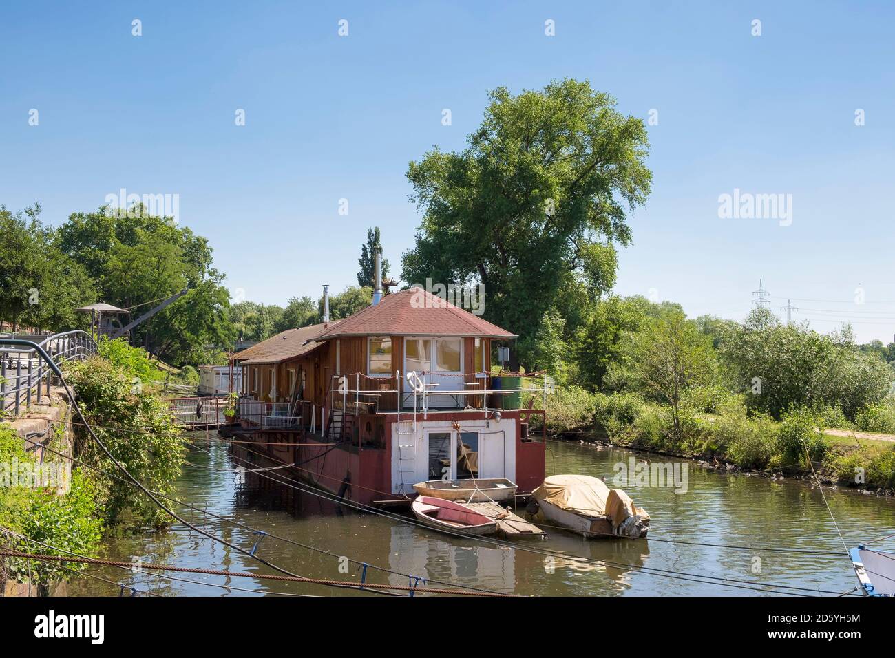 Allemagne, Hesse, Frankfurt-höchst, House boat sur la rivière Nidda Banque D'Images