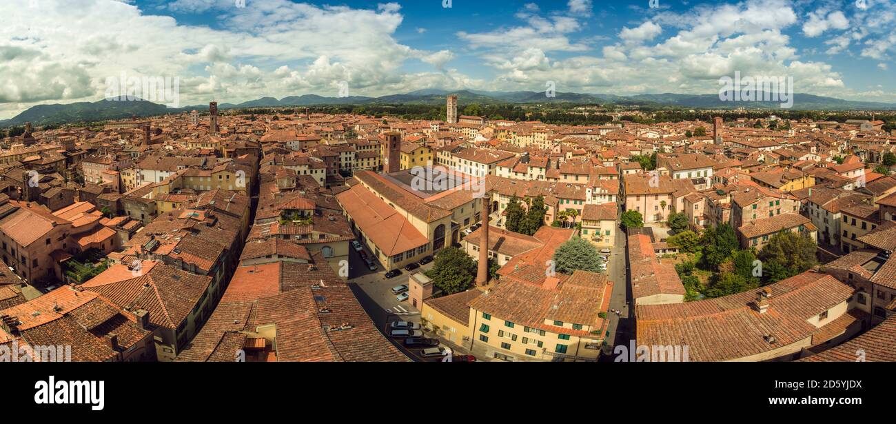 Italie, Lucques, vue panoramique de la ville depuis Torre Guinigi Banque D'Images