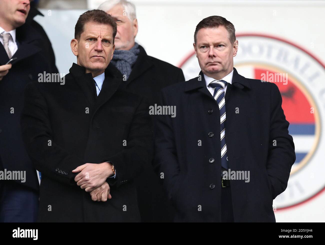 Steve Kavanagh (à droite) et Constantine Gonticas, directeur général de Millwall dans les tribunes avant le coup d'envoi Banque D'Images