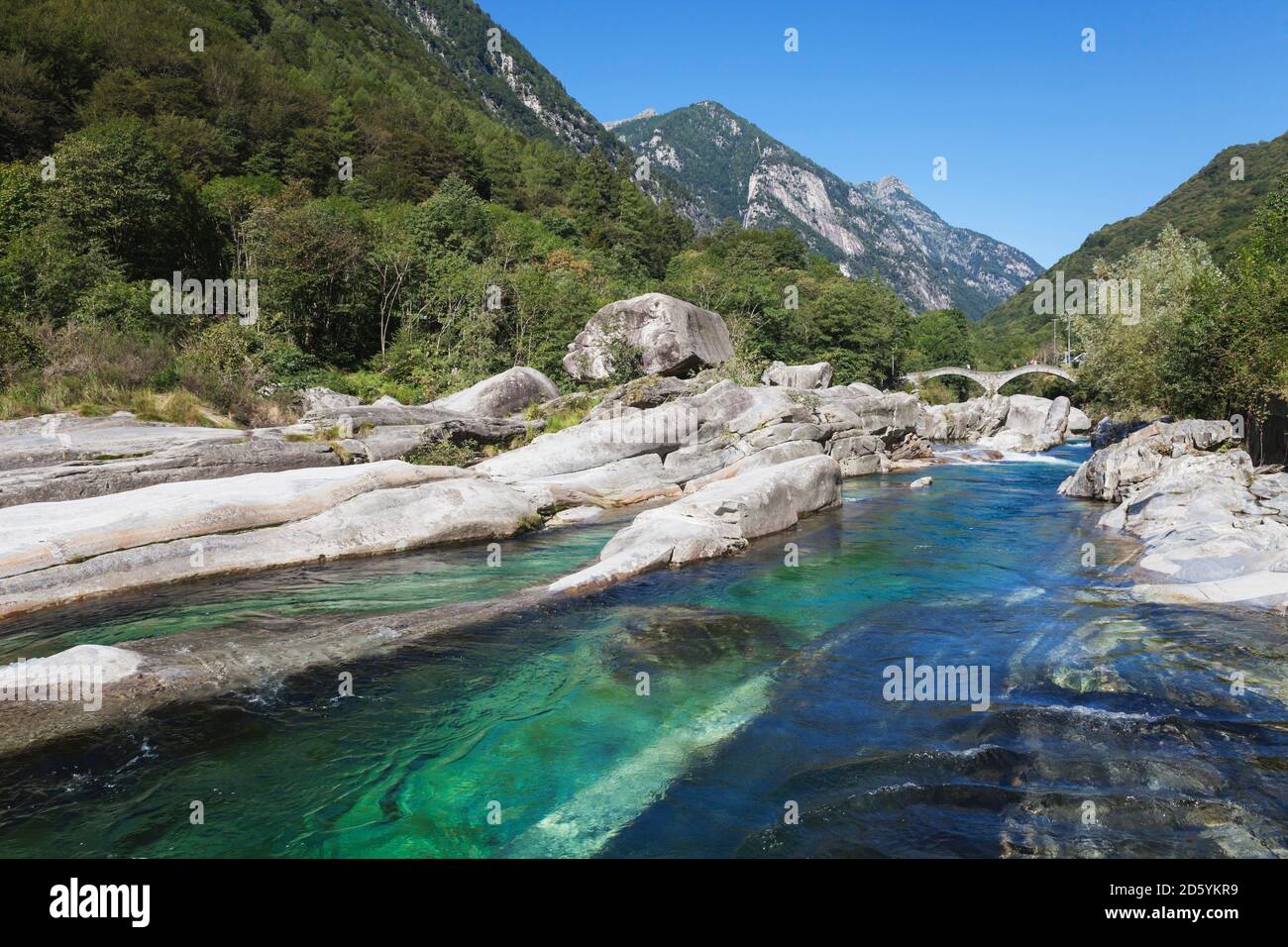 Suisse, Tessin, Val Verzasca, Verzasca river, Lavertezzo, Ponte dei Salti bridge Banque D'Images