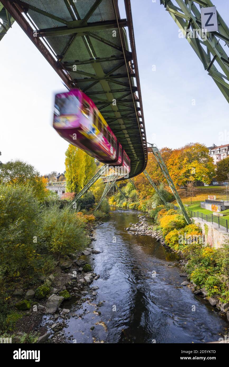 Allemagne, Wuppertal, train aérien en automne Banque D'Images