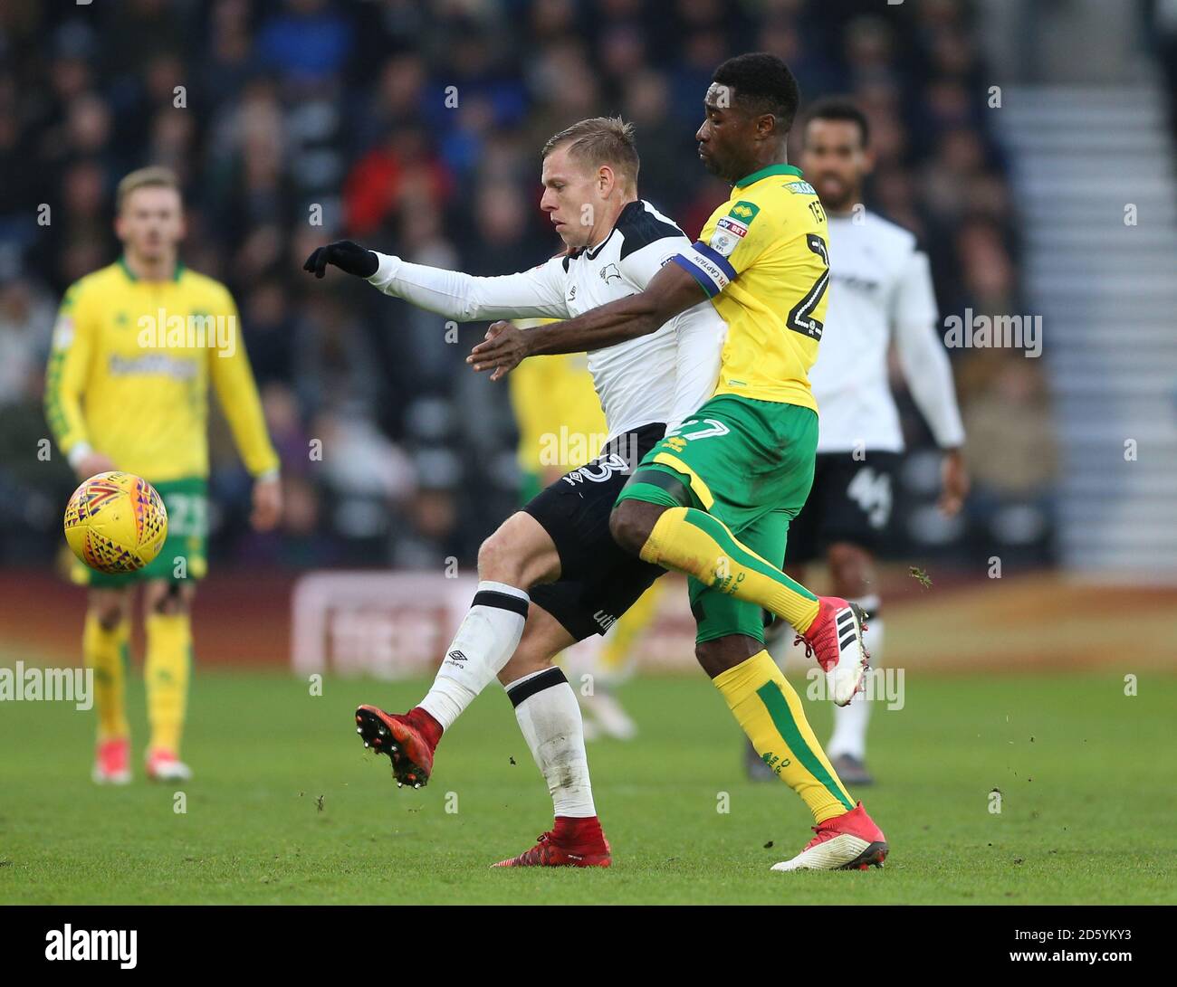 Matej Vydra du comté de Derby (à gauche) et Alexander Tettey de la ville de Norwich bataille pour le ballon Banque D'Images