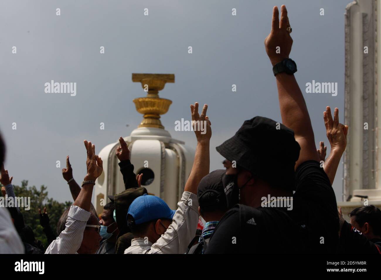 Les manifestants anti-gouvernement tiennent les trois doigts pour saluer la manifestation.des milliers de manifestants anti-gouvernement thaïlandais ont défilé vers la Maison du gouvernement à Bangkok pour demander la démission du Premier ministre thaïlandais, Prayuth Chan-ocha, et des réformes de la monarchie. Banque D'Images