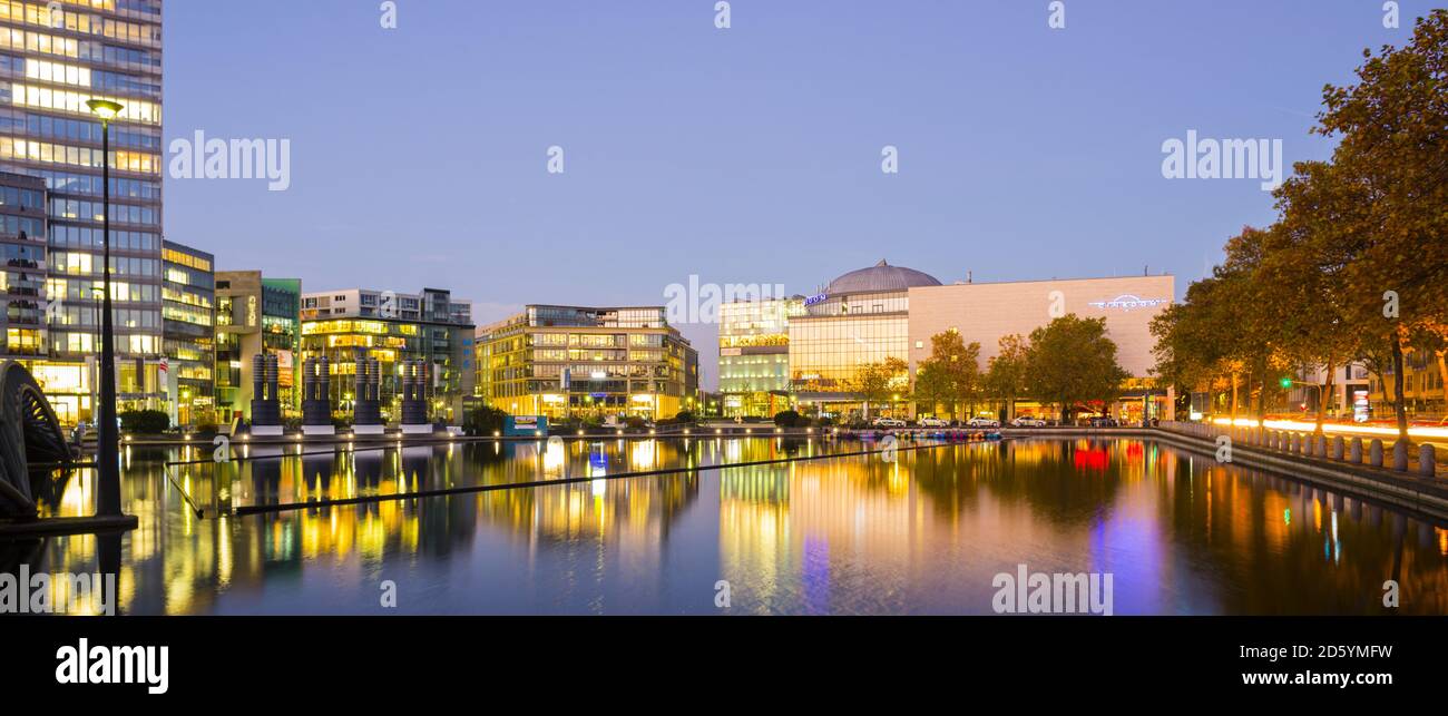 Allemagne, Cologne, Media Park dans la soirée Banque D'Images Allemagne, Cologne, Media Park dans la soirée Banque D'Images
