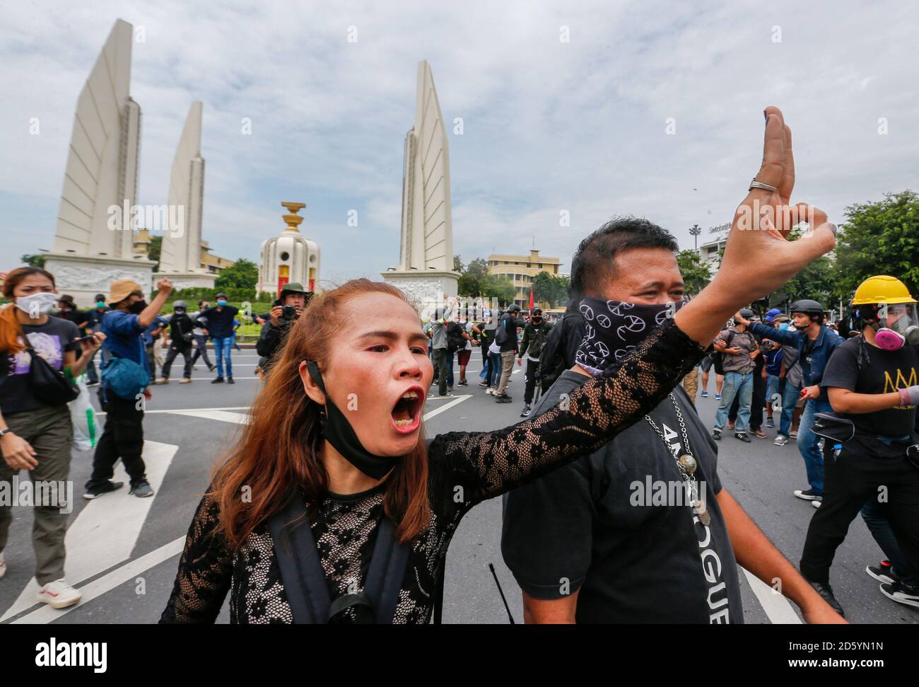 Les manifestants anti-gouvernement tiennent les trois doigts pour saluer la manifestation.des milliers de manifestants anti-gouvernement thaïlandais ont défilé vers la Maison du gouvernement à Bangkok pour demander la démission du Premier ministre thaïlandais, Prayuth Chan-ocha, et des réformes de la monarchie. Banque D'Images