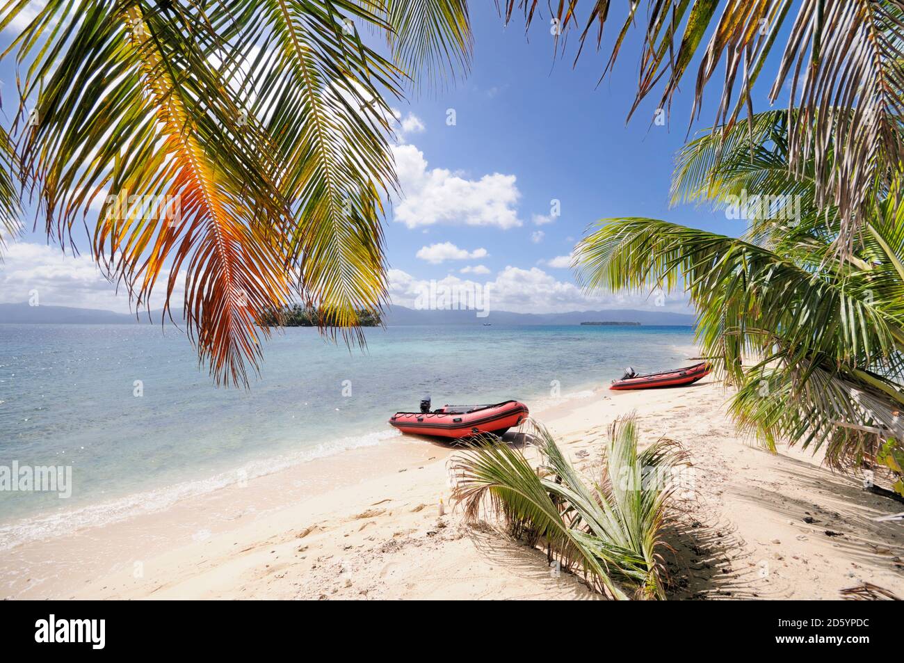 Panama, îles San Blas, Cayos Los Grullos, bateau en caoutchouc sur la plage Banque D'Images