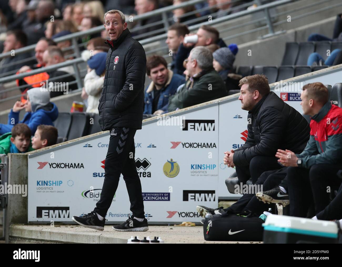 Lee Bowyer, directeur adjoint de Charlton Athletic, lors du match de la Sky Bet League One au stade MK, Milton Keynes . Banque D'Images