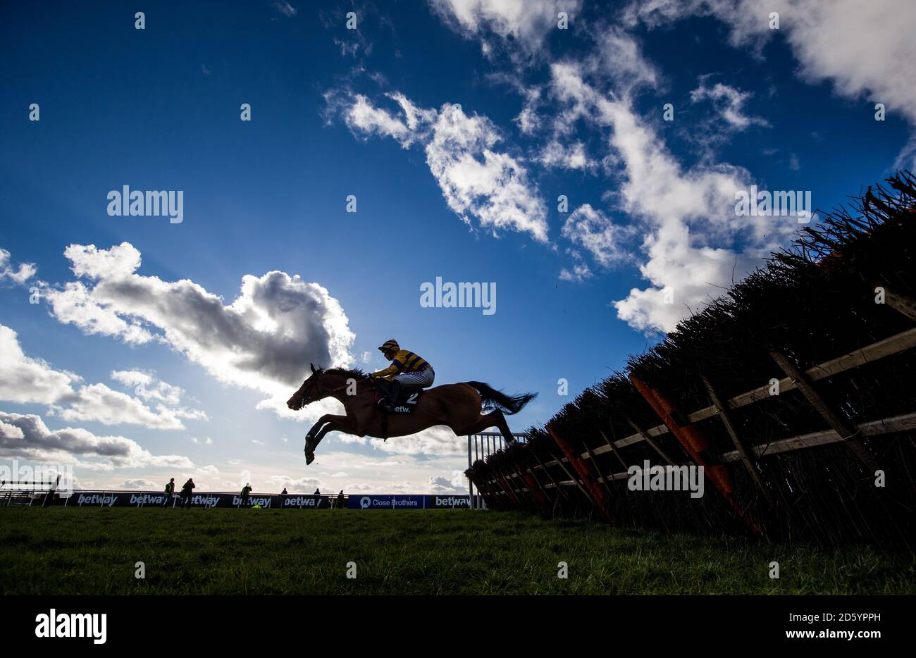 Falaises de Douvres criées par le jockey Harry Cobden pendant le 14:45 : course de haies de Betway Kingwell Banque D'Images