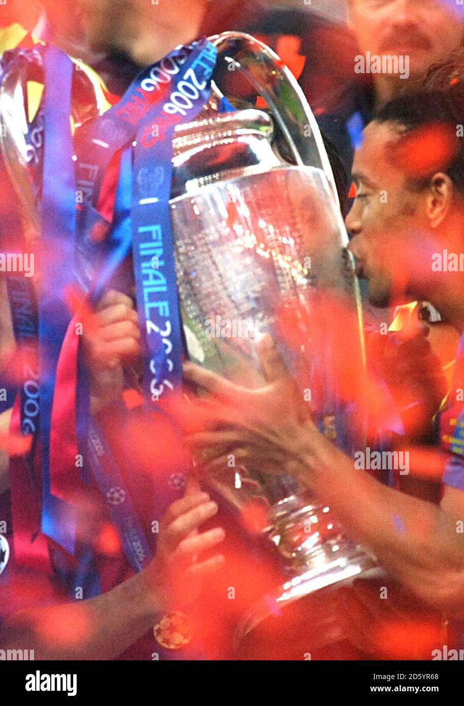 Le Ronaldinho de Barcelone embrasse le trophée Banque D'Images