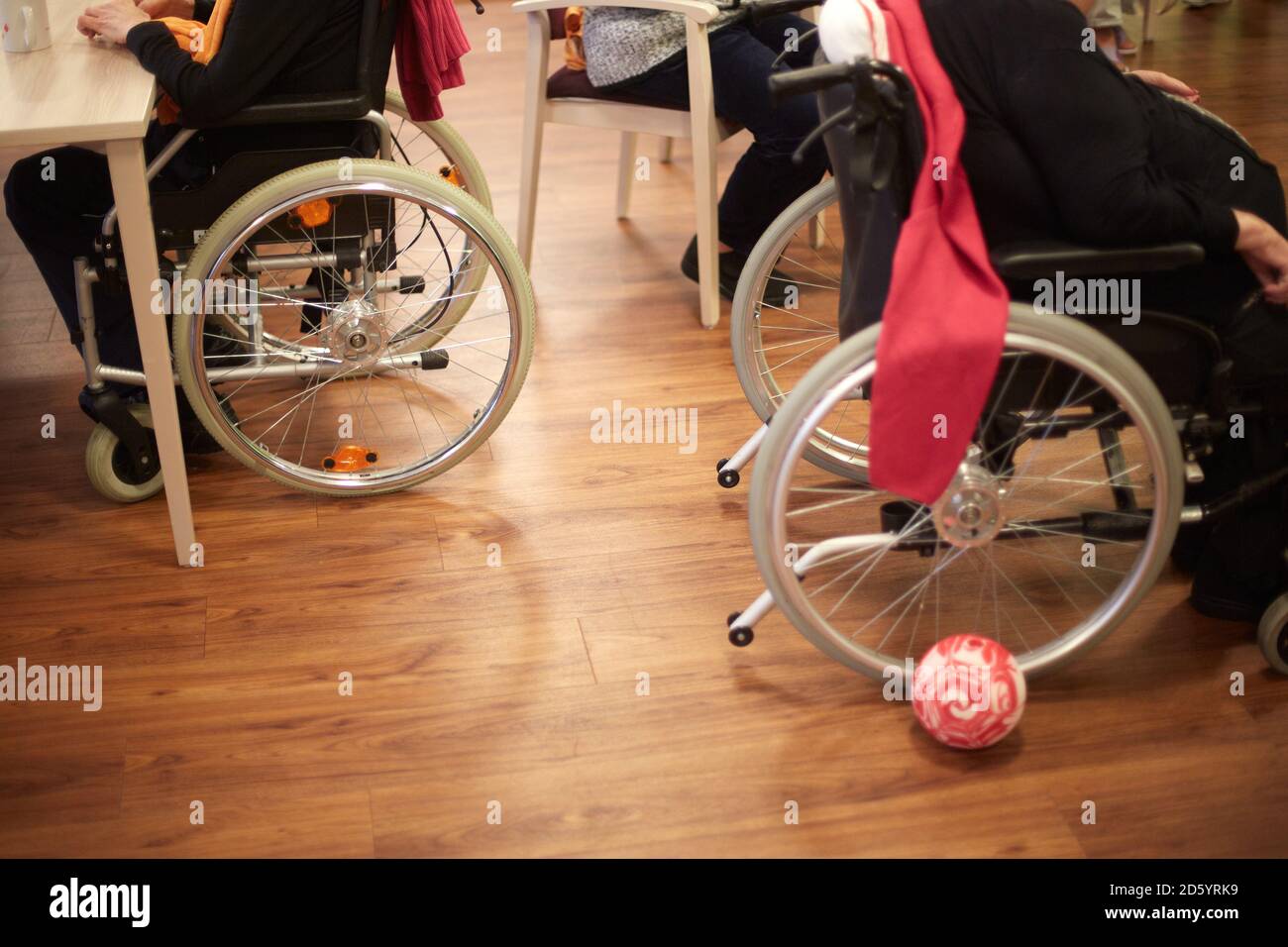 Les femmes âgées démentes âge en fauteuil roulant dans une maison de soins infirmiers Banque D'Images