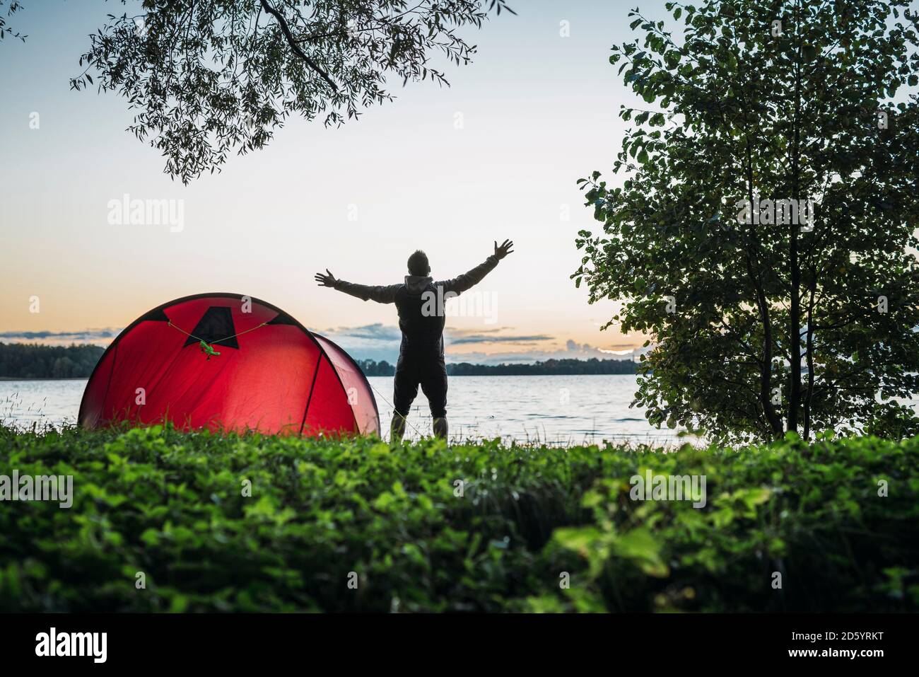 Camping l'homme en Estonie, s'étendant au lac Banque D'Images