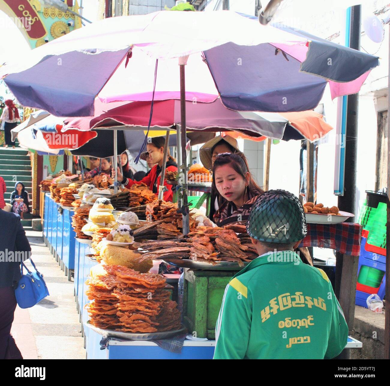 La nourriture traditionnelle birmane est vendue dans les étals du marché près de la Pagode Kyaiktiyo (Golden Rock) Banque D'Images