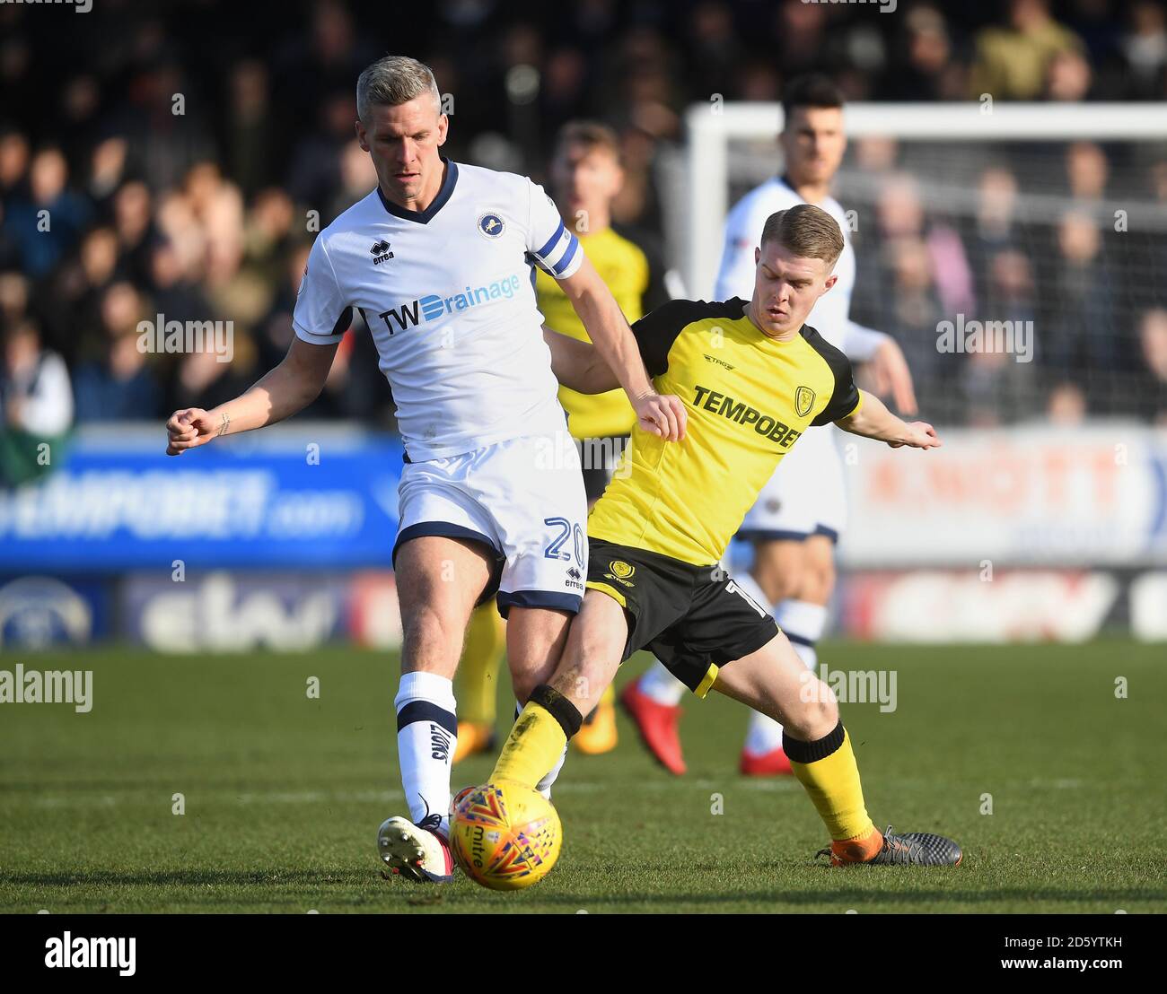 Steve Morison de Millwall (à gauche) est attaqué par Jacob de Burton Albion Davenport Banque D'Images