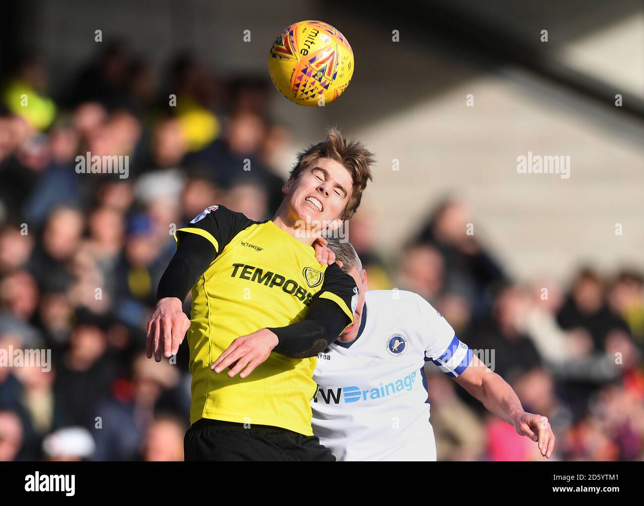 Martin Samuelson, de Burton Albion (à gauche), remporte la balle au-dessus de Millwall Steve Morison Banque D'Images