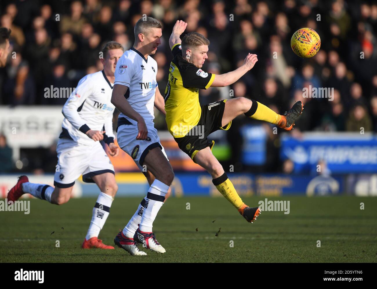 Steve Morison de Millwall (à gauche) et Jacob Davenport de Burton Albion pour le ballon Banque D'Images