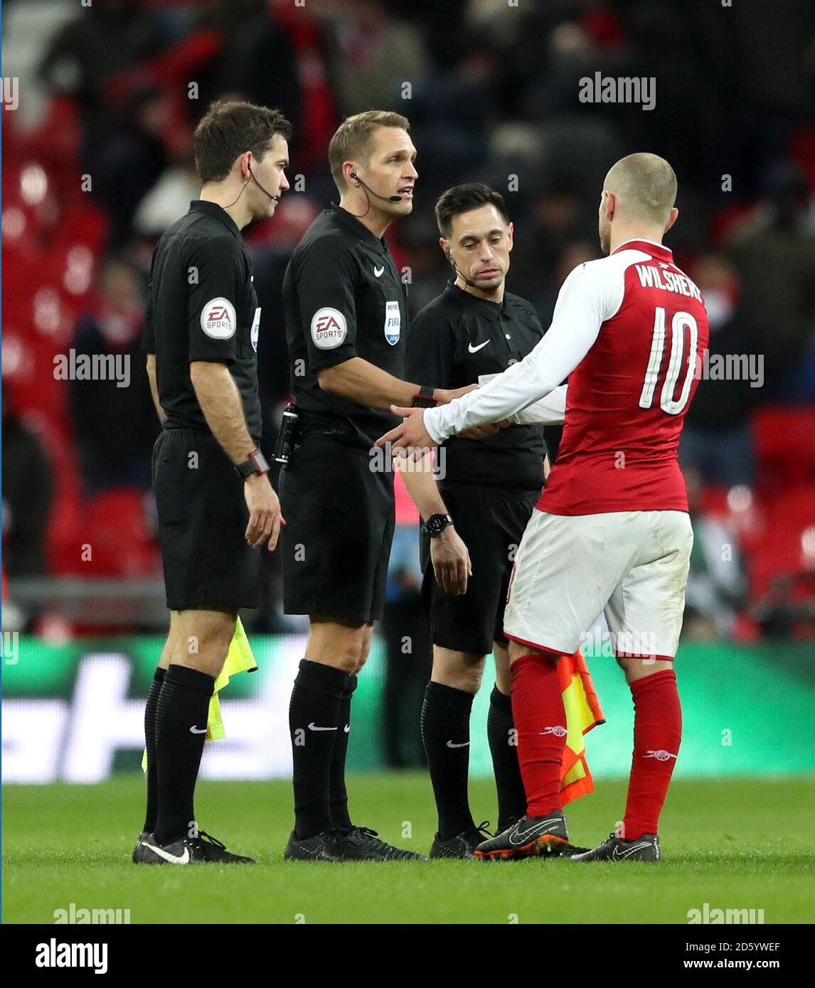 Jack Wilshere d'Arsenal se serre la main avec l'arbitre Craig Pawson après le sifflet final Banque D'Images