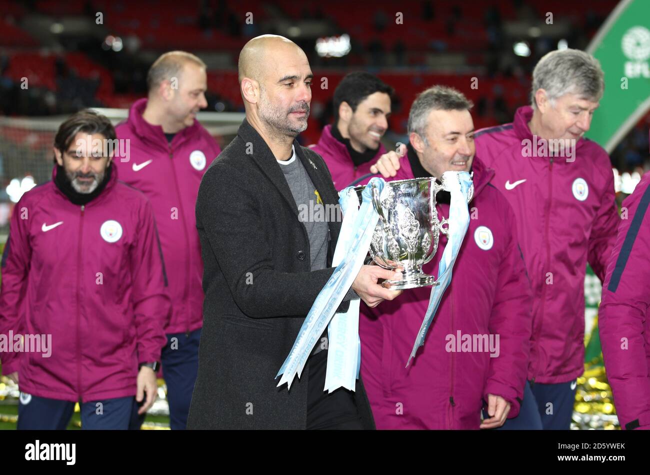 Le directeur de Manchester City PEP Guardiola avec le trophée après son Le côté remporte la finale de la coupe Carabao Banque D'Images