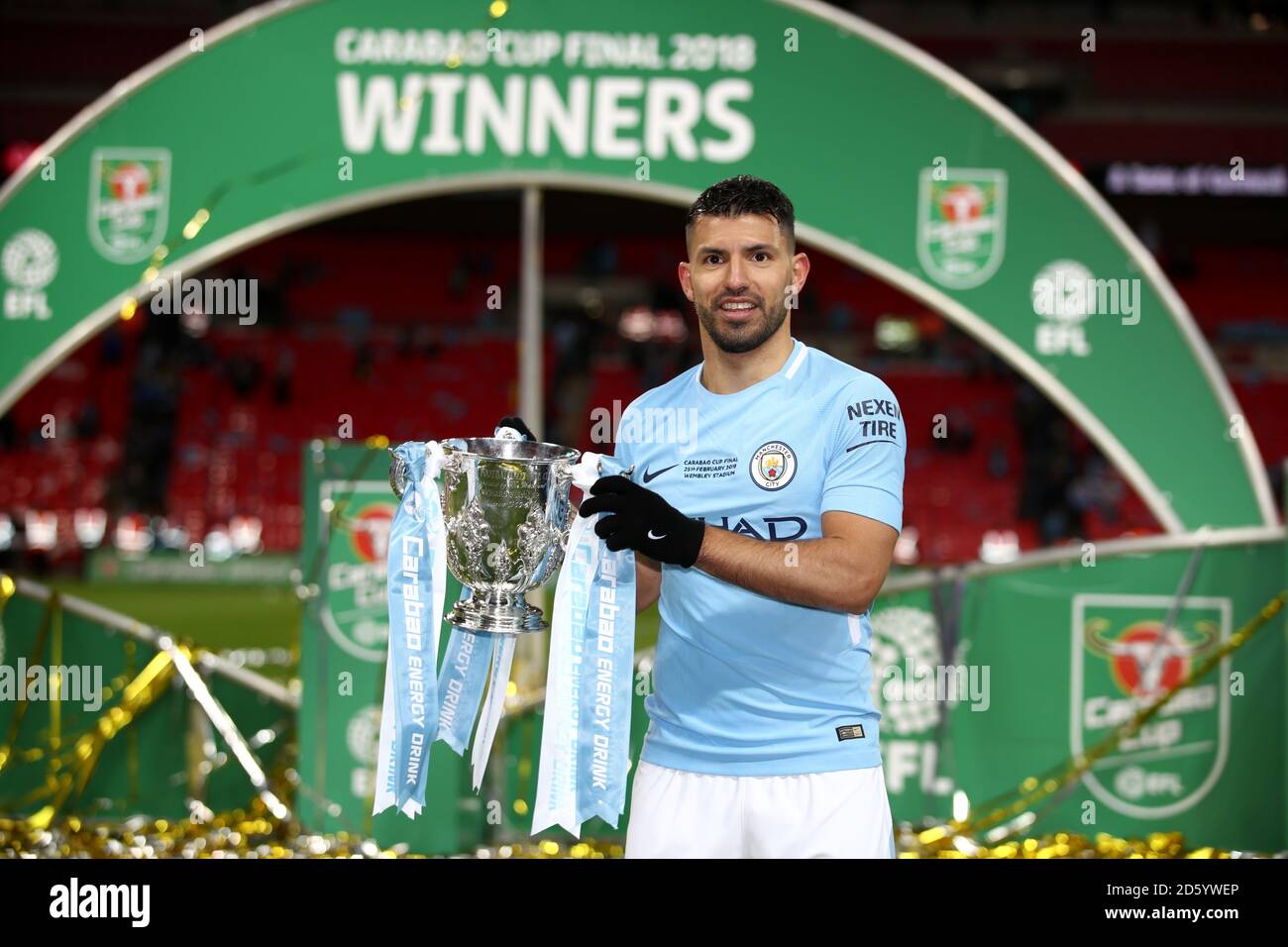 Sergio Aguero de Manchester City pose avec le trophée après lui Le côté remporte la finale de la coupe Carabao Banque D'Images