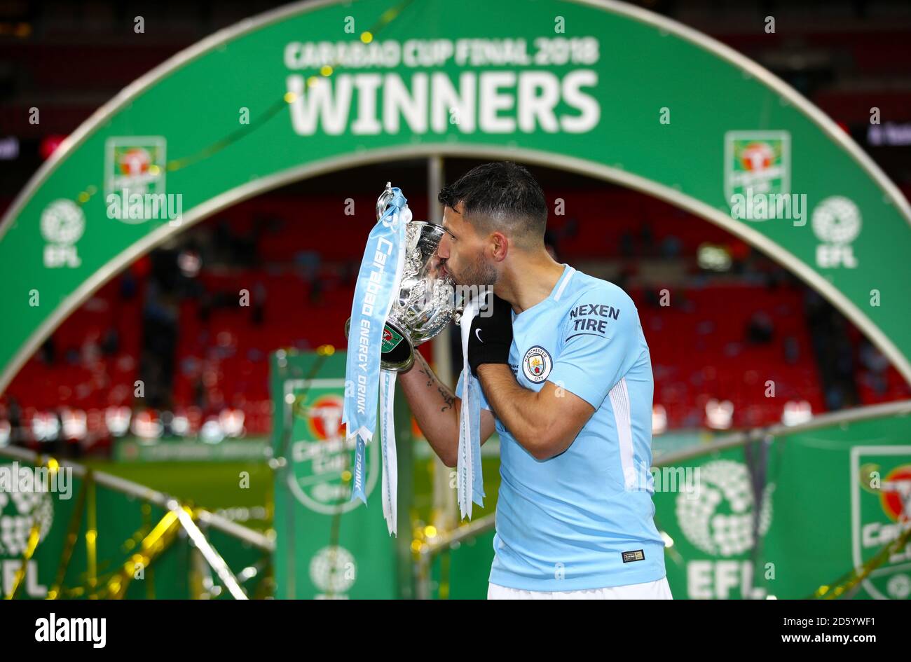 Sergio Aguero de Manchester City pose avec le trophée après lui Le côté remporte la finale de la coupe Carabao Banque D'Images