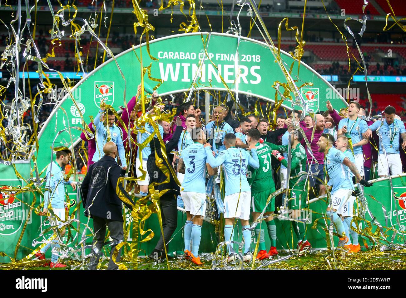 Les joueurs de Manchester City célèbrent avec le trophée après avoir remporté le Finale de la coupe de Carabao Banque D'Images