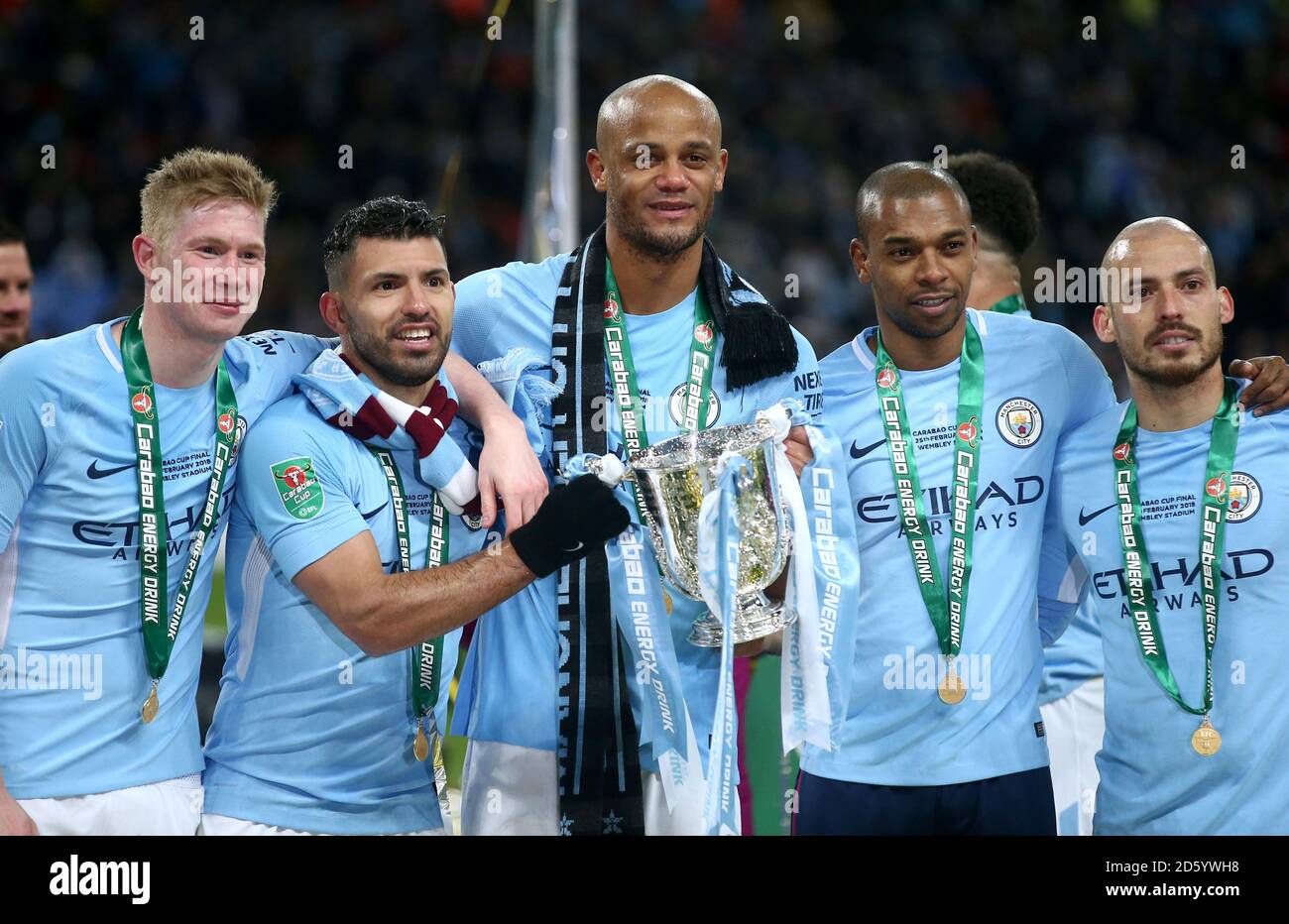 (De gauche à droite) Kevin de Bruyne, Sergio Aguero, Vincent Kompany, Luis Fernandinho et David Silva de Manchester City posent avec le trophée après avoir remporté la finale de la coupe Carabao Banque D'Images
