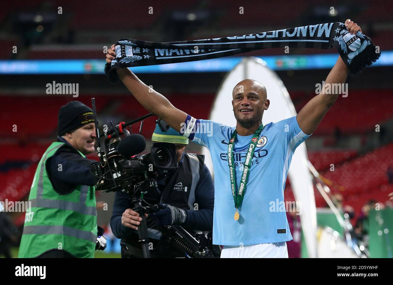 Vincent Kompany, de Manchester City, célèbre avec un foulard de Manchester le sifflet final Banque D'Images
