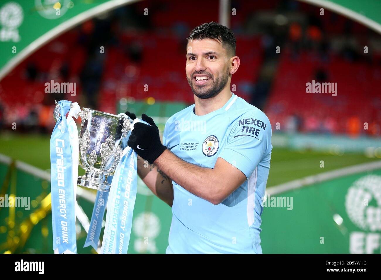 Sergio Aguero de Manchester City pose avec le trophée après Manchester City remporte la finale de la coupe Carabao Banque D'Images