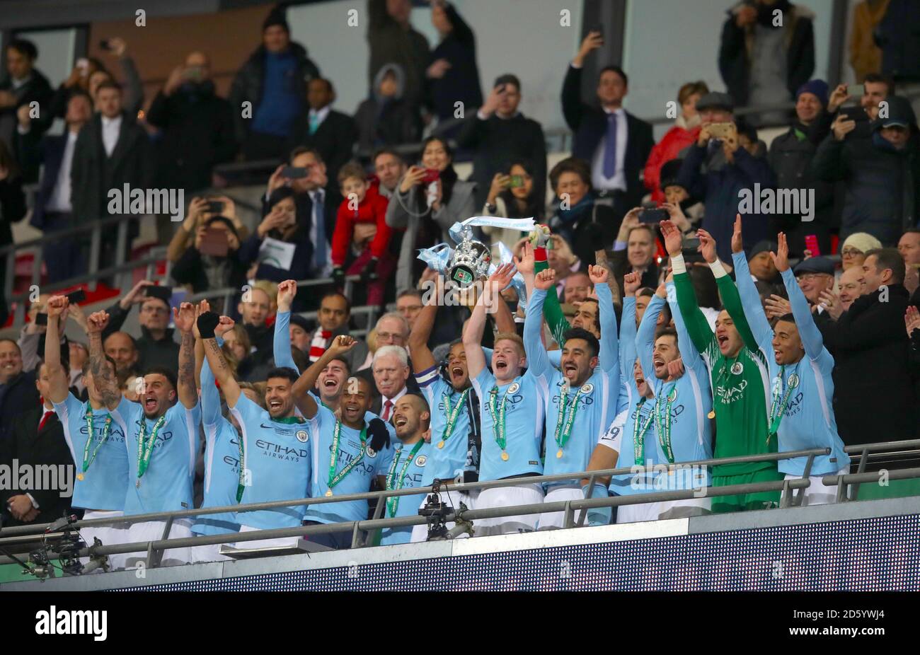 Vincent Kompany, de Manchester City, célèbre avec le trophée aux côtés des coéquipiers Après Manchester City, remporte la finale de la Carabao Cup Banque D'Images